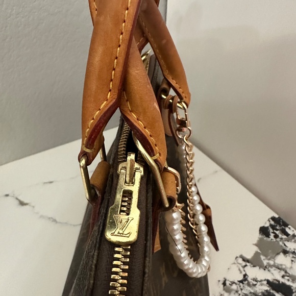 Louis Vuitton Alma - Picture 5 of 10